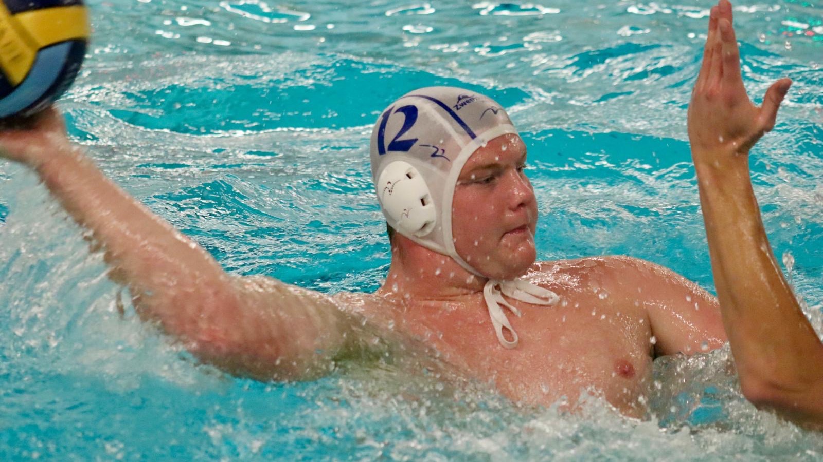 aanvoerder Tijs van der Meer springt weg bij tegenstander.